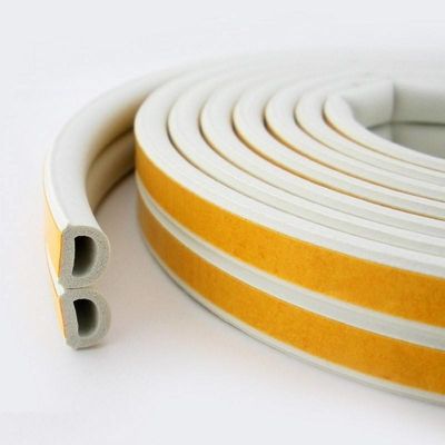 L'appartement est équipé d'un ruban d'étanchéité en caoutchouc silicone EPDM pour les accessoires de fenêtre et de porte en noir/gris/brun/blanc