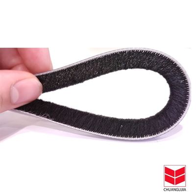 Bandes météorologiques autoadhésives pour portes et fenêtres en aluminium Mohair Brush Wool Pile Groove Threshold Seal Strip