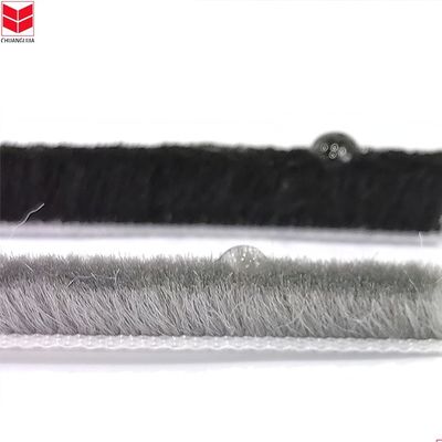 Décapage professionnel de mohair pour CLJ professionnel porte et fenêtre dans un appartement de design moderne