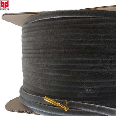 Décapage professionnel de mohair pour CLJ professionnel porte et fenêtre dans un appartement de design moderne