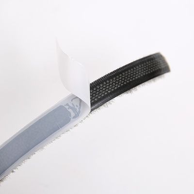 Fermeture de fenêtre coulissante pour les conditions météorologiques, étanchéité de pinceau avec ruban adhésif à fusion à chaud et fonction insonorisée