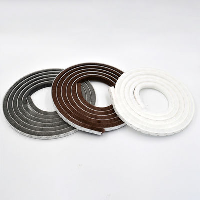 Matériau PP Pinceau à bande d'étanchéité de porte Parfait pour les fenêtres en aluminium Pile bande météo en noir/gris/brun/blanc/autres couleurs
