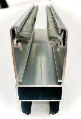 Portes et fenêtres en aluminium accessoires pour la prévention de la poussière Fermeture de porte avec fenêtre à aileron
